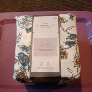 Threshold- Printed Flannel Sheet Set, Floral, Twin .. Brand New In Package